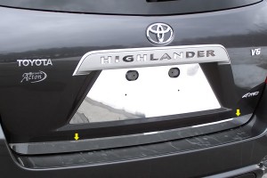 Хромированная вставка под номер на Toyota Highlander