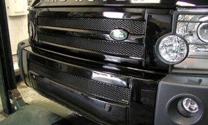 Черная решетка радиатора на Range Rover